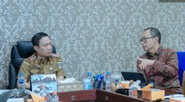 Sekdaprov Lampung Marindo Kurniawan mendengarkan paparan saat memimpin Rapat Teknis Pengendalian Inflasi di Ruang Sekretaris Daerah, Kantor Gubernur Lampung.