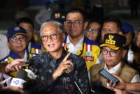 Dody Hanggodo memberikan keterangan pers didampingi Gubernur Banten Andra Soni saat meninjau langsung ruas Jalan Serdang–Bojonegara–Merak di Jalan Raya Bojonegara