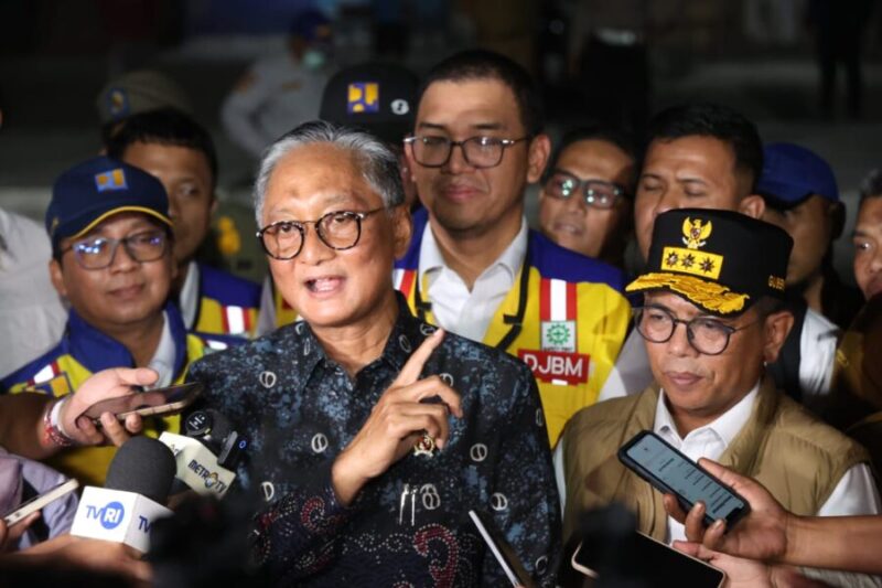Dody Hanggodo memberikan keterangan pers didampingi Gubernur Banten Andra Soni saat meninjau langsung ruas Jalan Serdang–Bojonegara–Merak di Jalan Raya Bojonegara