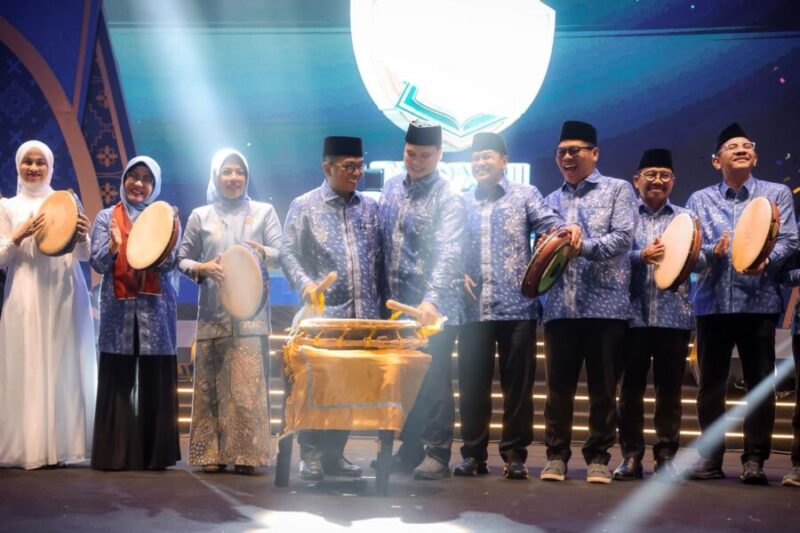 Gubernur Banten bersama jajaran pejabat dan tokoh agama menabuh beduk sebagai tanda dibukanya Musabaqah Tilawatil Quran (MTQ) ke-23 Provinsi Banten Tahun 2026 di Halaman Masjid Raya Al Bantani, KP3B, Curug
