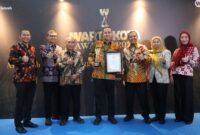 Wali Kota Bekasi Tri Adhianto dan Jajaran Pemkot Bekasi berfoto bersama usai acara penghargaan Warta Kota Awards 2026 kategori Anugerah Program Lingkungan dan Ketahanan Kota Berkelanjutan Terbaik.