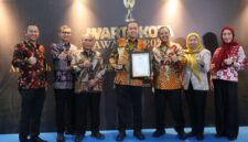 Wali Kota Bekasi Tri Adhianto dan Jajaran Pemkot Bekasi berfoto bersama usai acara penghargaan Warta Kota Awards 2026 kategori Anugerah Program Lingkungan dan Ketahanan Kota Berkelanjutan Terbaik.