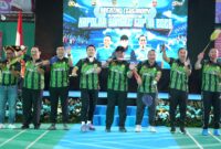 Dr. H. Herman Deru bersama jajaran pejabat melakukan aksi servis atau pemukulan kok perdana secara bersama-sama dalam acara Opening Ceremony Kejuaraan Badminton Kapolda Sumsel Cup VI 2026 di GOR Badminton Drs. Warsito