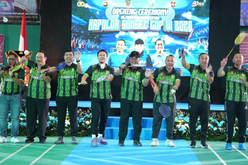Dr. H. Herman Deru bersama jajaran pejabat melakukan aksi servis atau pemukulan kok perdana secara bersama-sama dalam acara Opening Ceremony Kejuaraan Badminton Kapolda Sumsel Cup VI 2026 di GOR Badminton Drs. Warsito