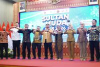 Dr. H. Herman Deru bersama jajaran pemangku kepentingan berfoto bersama dengan pose simbol hati saat membuka acara Sultan Muda Fair 2026 di Kantor Otoritas Jasa Keuangan (OJK) Regional 7 Sumsel