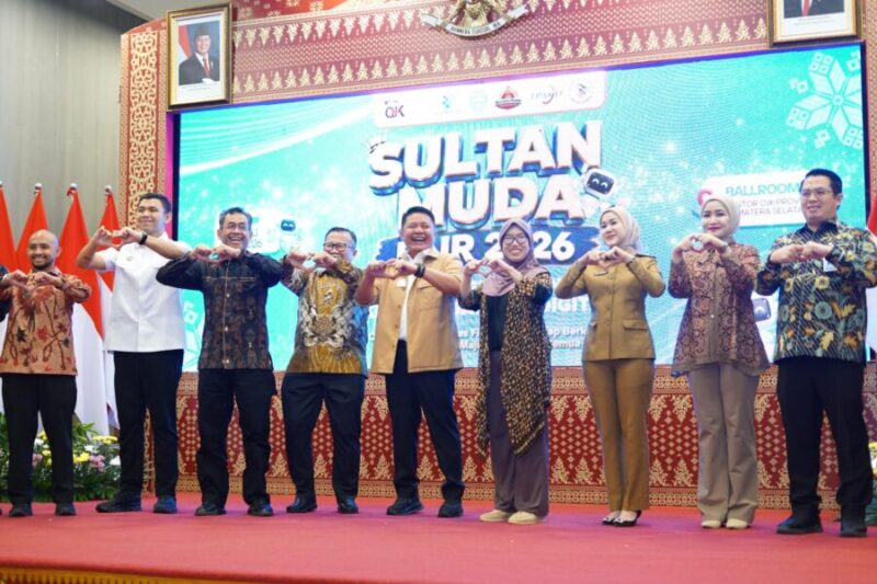 Dr. H. Herman Deru bersama jajaran pemangku kepentingan berfoto bersama dengan pose simbol hati saat membuka acara Sultan Muda Fair 2026 di Kantor Otoritas Jasa Keuangan (OJK) Regional 7 Sumsel