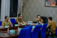 Marindo Kurniawan memimpin jalannya rapat Sosialisasi Pengisian dan Pemutakhiran Data pada Sistem Informasi Pemerintah Daerah Badan Usaha Milik Daerah