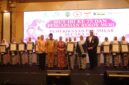 Gubernur Lampung, Rahmat Mirzani Djausal Berfoto bersama Ikatan Bidan Indonesia (IBI).