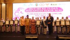 Gubernur Lampung, Rahmat Mirzani Djausal Berfoto bersama Ikatan Bidan Indonesia (IBI).