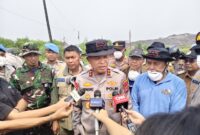 Kapolda Banten Irjen Pol Hengki. Meninjau langsung lokasi kebakaran di Tempat Pemrosesan Akhir (TPA) Jatiwaringin.