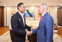 Agus Harimurti Yudhoyono berjabat tangan dengan Duta Besar Kanada untuk Indonesia dan Timor-Leste, H.E. Jess Dutton saat menerima kunjungan kehormatan sekaligus perpisahan (farewell courtesy call)