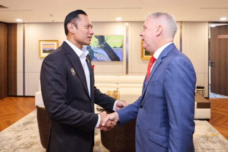 Agus Harimurti Yudhoyono berjabat tangan dengan Duta Besar Kanada untuk Indonesia dan Timor-Leste, H.E. Jess Dutton saat menerima kunjungan kehormatan sekaligus perpisahan (farewell courtesy call)