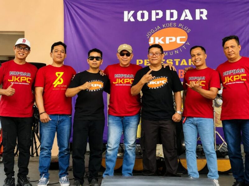 Pengurus dan anggota Jogja Koes Plus Community (JKPC) berfoto bersama usai menggelar Kopdar JKPC #3 di Taman Kuliner Pasty, Jalan Bantul, Yogyakarta
