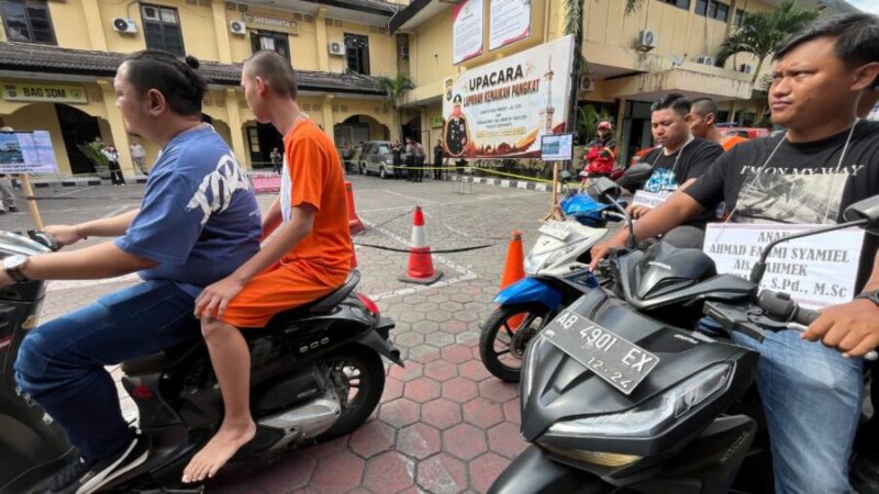 tersangka didampingi pemeran pengganti memperagakan adegan mengendarai sepeda motor saat rekonstruksi kasus kekerasan terhadap anak di Mapolresta Yogyakarta