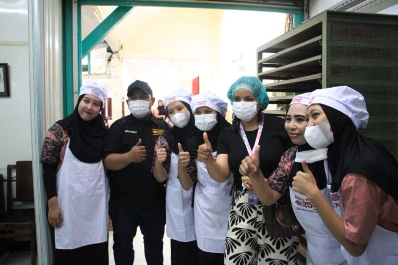 Delegasi internasional foto bersama karyawan usai menyaksikan proses pembuatan bakpia di Bakpia Pathok 25, Yogyakarta  