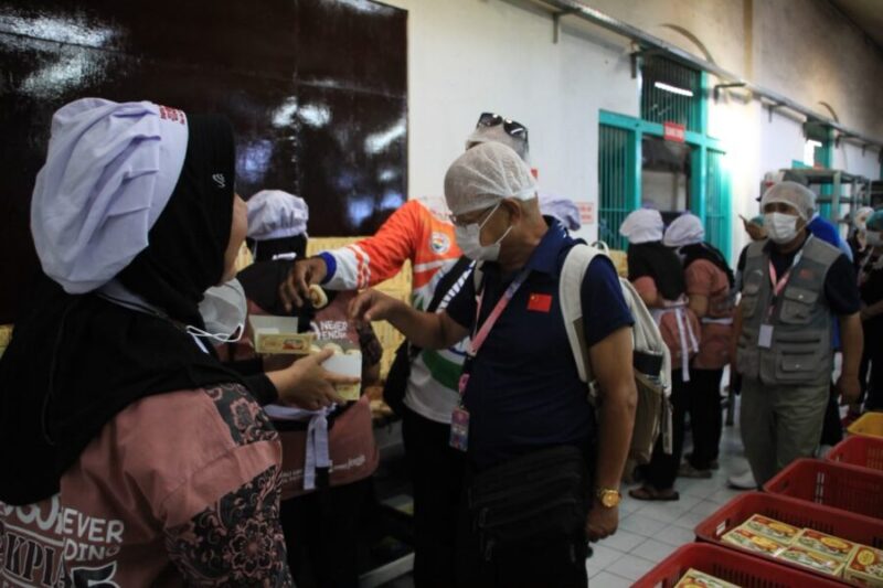 delegasi internasional mencicipi varian produk bakpia langsung dari pekerja saat mengunjungi rumah produksi Bakpia Pathok 25, Yogyakarta.