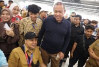 Wali Kota Bekasi berbincang dengan peserta penyandang disabilitas saat meninjau Job Fair Kota Bekasi 2026 di Mega Bekasi  