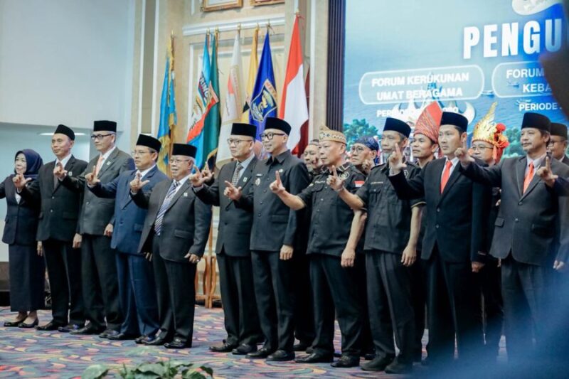 Gubernur Lampung bersama perwakilan pengurus FKUB, FPK, dan FKDM Provinsi Lampung berfoto bersama usai upacara pengukuhan di Balai Keratun