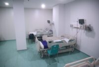 ruang perawatan intensif dengan fasilitas tempat tidur medis modern dan alat pemantau