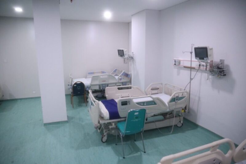 ruang perawatan intensif dengan fasilitas tempat tidur medis modern dan alat pemantau