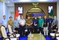 Dr. H. Herman Deru berfoto bersama Yona Wahyuni Kemala beserta jajaran manajemen dan dinas terkait di Ruang Tamu Gubernur Sumsel