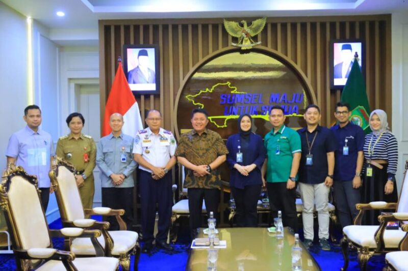Dr. H. Herman Deru berfoto bersama Yona Wahyuni Kemala  beserta jajaran manajemen dan dinas terkait di Ruang Tamu Gubernur Sumsel