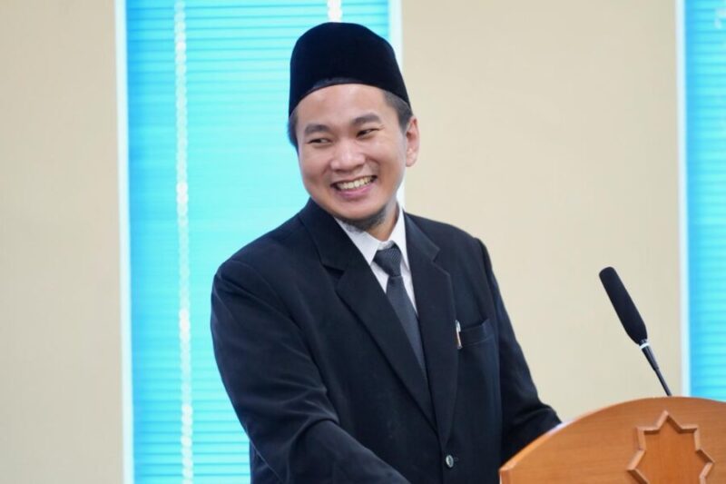 Dr. Muhammad Faizar H. M. Pd saat menyampaikan hasil disertasinya dalam ujian terbuka Program Doktor Psikolog Pendidikan Islam UMY