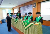 Dr. Muhammad Faizar H. M. Pd menerima ijazah Doktor Psikologi Pendidikan Islam dari ketua sidang ujian terbuka, Prof. Erna Rochmawati, Ns., MNSc.,M.Med.Ed., Ph. D