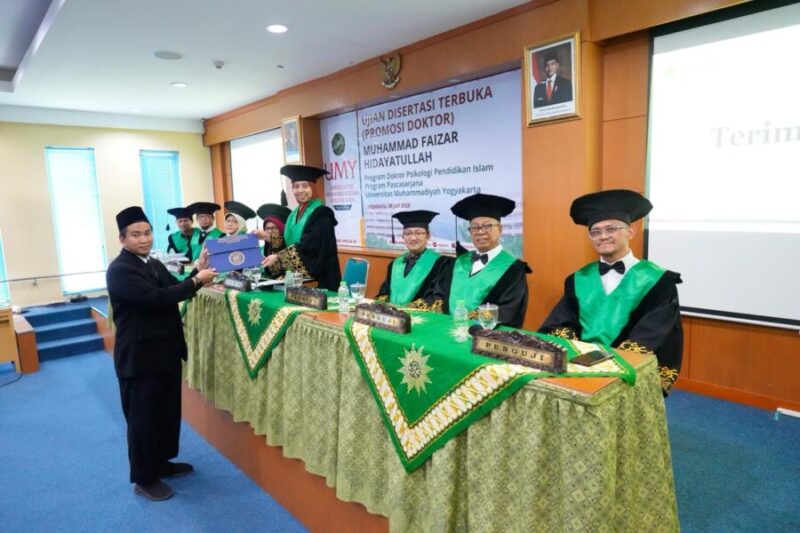 Dr. Muhammad Faizar H. M. Pd menerima ijazah Doktor Psikologi Pendidikan Islam dari ketua sidang ujian terbuka, Prof. Erna Rochmawati, Ns., MNSc.,M.Med.Ed., Ph. D