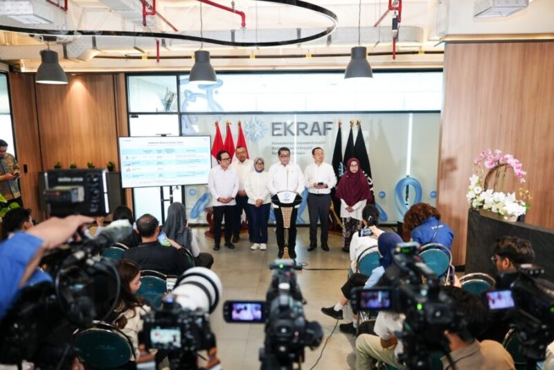 Menteri Ekonomi Kreatif/Kepala Badan Ekonomi Kreatif (Ekraf), Teuku Riefky Harsya, saat menggelar konferensi pers terkait Rencana Induk Ekonomi Kreatif (Rindekraf) di Kantor Kementerian Ekonomi Kreatif, Jakarta, Rabu (8/7/2026).
