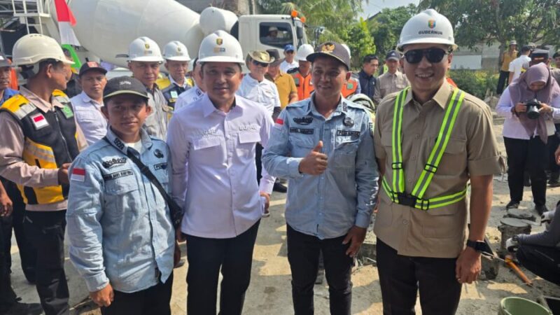 Gubernur Lampung didampingi Bupati Lampung Barat Parosil Mabsus meninjau pembangunan infrastruktur jalan di Kecamatan Bandar Negeri Suoh (BNS), Lampung Barat
