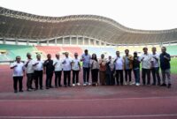 Abdul Harris Bobihoe berfoto bersama jajaran Pemerintah Provinsi Jawa Barat, DPRD Provinsi Jabar, KONI Jabar, dan perwakilan organisasi olahraga di lintasan atletik Stadion Patriot Candrabhaga, Kota Bekasi