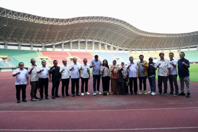 Abdul Harris Bobihoe berfoto bersama jajaran Pemerintah Provinsi Jawa Barat, DPRD Provinsi Jabar, KONI Jabar, dan perwakilan organisasi olahraga di lintasan atletik Stadion Patriot Candrabhaga, Kota Bekasi