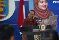 Marah sakti siregar memberikan sambutan di podium saat membuka acara Uji Kompetensi Wartawan (UKW) Angkatan ke-38 PWI Lampung di Balai Wartawan Hi. Solfian Akhmad, Bandar Lampung