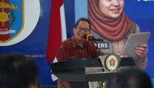 Ganjar Jationo, memberikan sambutan di podium saat membuka acara Uji Kompetensi Wartawan (UKW) Angkatan ke-38 PWI Lampung di Balai Wartawan Hi. Solfian Akhmad, Bandar Lampung