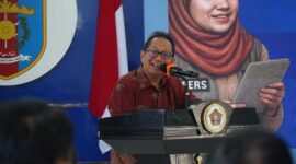 Marah sakti siregar memberikan sambutan di podium saat membuka acara Uji Kompetensi Wartawan (UKW) Angkatan ke-38 PWI Lampung di Balai Wartawan Hi. Solfian Akhmad, Bandar Lampung