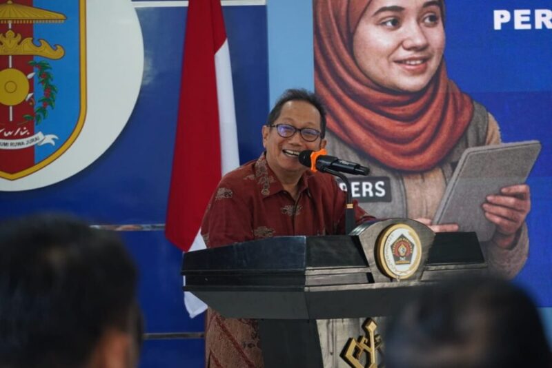 Marah sakti siregar memberikan sambutan di podium saat membuka acara Uji Kompetensi Wartawan (UKW) Angkatan ke-38 PWI Lampung di Balai Wartawan Hi. Solfian Akhmad, Bandar Lampung
