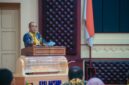 Yanyan Ruchyansyah, membacakan sambutan tertulis Gubernur Lampung saat membuka secara resmi Rapat Anggota Tahunan (RAT) Koperasi Pegawai Republik Indonesia (KPRI) Saptawa Provinsi Lampung Tahun Buku 2025 di Gedung Pusiban