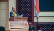 Yanyan Ruchyansyah, membacakan sambutan tertulis Gubernur Lampung saat membuka secara resmi Rapat Anggota Tahunan (RAT) Koperasi Pegawai Republik Indonesia (KPRI) Saptawa Provinsi Lampung Tahun Buku 2025 di Gedung Pusiban