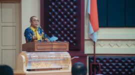 Yanyan Ruchyansyah, membacakan sambutan tertulis Gubernur Lampung saat membuka secara resmi Rapat Anggota Tahunan (RAT) Koperasi Pegawai Republik Indonesia (KPRI) Saptawa Provinsi Lampung Tahun Buku 2025 di Gedung Pusiban