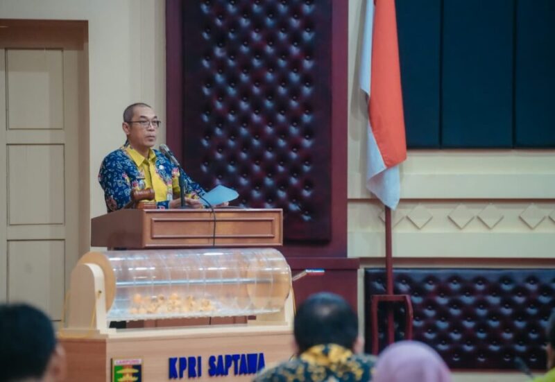 Yanyan Ruchyansyah, membacakan sambutan tertulis Gubernur Lampung saat membuka secara resmi Rapat Anggota Tahunan (RAT) Koperasi Pegawai Republik Indonesia (KPRI) Saptawa Provinsi Lampung Tahun Buku 2025 di Gedung Pusiban
