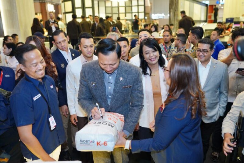 Agus Harimurti Yudhoyono (AHY), saat menandatangani salah satu produk lokal berkualitas, didampingi Menteri Ekonomi Kreatif Teuku Riefky Harsya dalam rangkaian acara IndoBuildTech Expo 2026