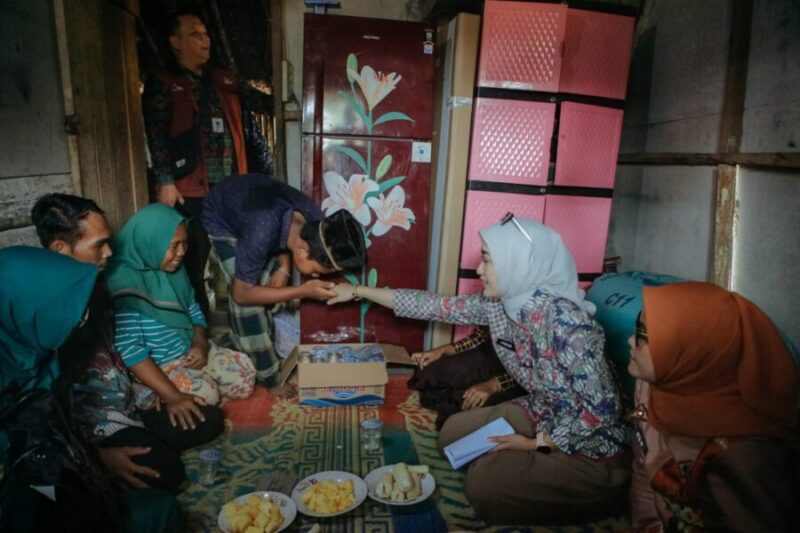Wakil Gubernur Lampung menerima salam takzim dari calon siswi Sekolah Rakyat saat berkunjung ke Desa Rantau Jaya Udik II, Kecamatan Sukadana, Kabupaten Lampung Timur
