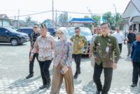 Wakil Gubernur Lampung didampingi jajaran dinas terkait setibanya di Balai Desa Trimulyo, Kecamatan Tegineneng, Pesawaran  