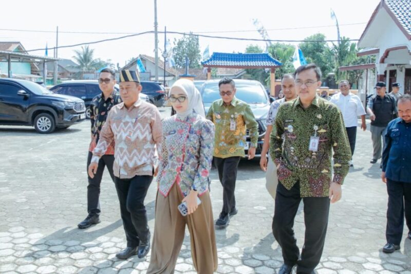 Wakil Gubernur Lampung didampingi jajaran dinas terkait setibanya di Balai Desa Trimulyo, Kecamatan Tegineneng, Pesawaran  