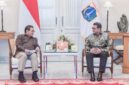 Menteri Ekonomi Kreatif/Kepala Badan Ekonomi Kreatif (Ekraf), Teuku Riefky Harsya (kanan), berbincang dengan Gubernur DKI Jakarta, Pramono Anung (kiri), saat audiensi di Balai Kota Provinsi DKI Jakarta, Kamis (9/7/2026).