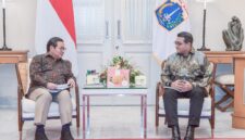 Menteri Ekonomi Kreatif/Kepala Badan Ekonomi Kreatif (Ekraf), Teuku Riefky Harsya (kanan), berbincang dengan Gubernur DKI Jakarta, Pramono Anung (kiri), saat audiensi di Balai Kota Provinsi DKI Jakarta, Kamis (9/7/2026).