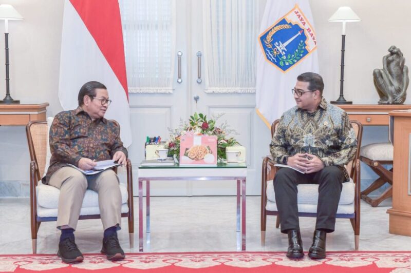 Menteri Ekonomi Kreatif/Kepala Badan Ekonomi Kreatif (Ekraf), Teuku Riefky Harsya (kanan), berbincang dengan Gubernur DKI Jakarta, Pramono Anung (kiri), saat audiensi di Balai Kota Provinsi DKI Jakarta, Kamis (9/7/2026).