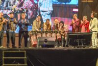 Menteri Ekonomi Kreatif/Kepala Badan Ekonomi Kreatif,Teuku Riefky Harsya bersama Wakil Ketua Komisi VII DPR RI, Lamhot Sinaga saat membuka acara pagelaran opera dan konser musik bertajuk Tona Sian Huta di Gedung Jetun Silangit, Tapanuli Utara, Sumatera Utara, Sabtu (11/07/2026).