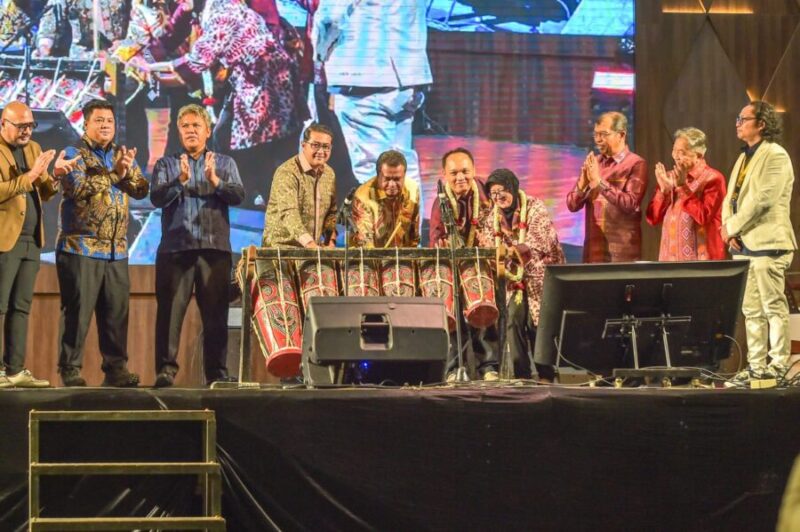 Menteri Ekonomi Kreatif/Kepala Badan Ekonomi Kreatif,Teuku Riefky Harsya bersama Wakil Ketua Komisi VII DPR RI, Lamhot Sinaga saat membuka acara pagelaran opera dan konser musik bertajuk Tona Sian Huta di Gedung Jetun Silangit, Tapanuli Utara, Sumatera Utara, Sabtu (11/07/2026).